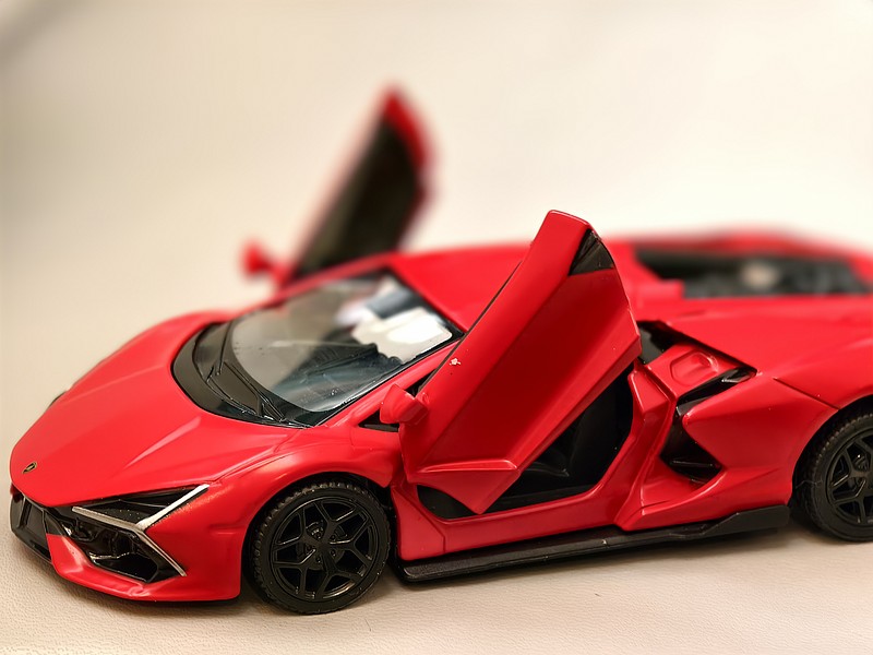 花7.5万租牌买凯迪拉克，却因标主欠债被法院拖走！法官判决：车辆归登记车主