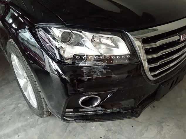 汽车大灯下面的塑料壳撞裂怎么修